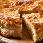 Apetyczne ciasto z gromadnika: obiad na stole w 30 minut